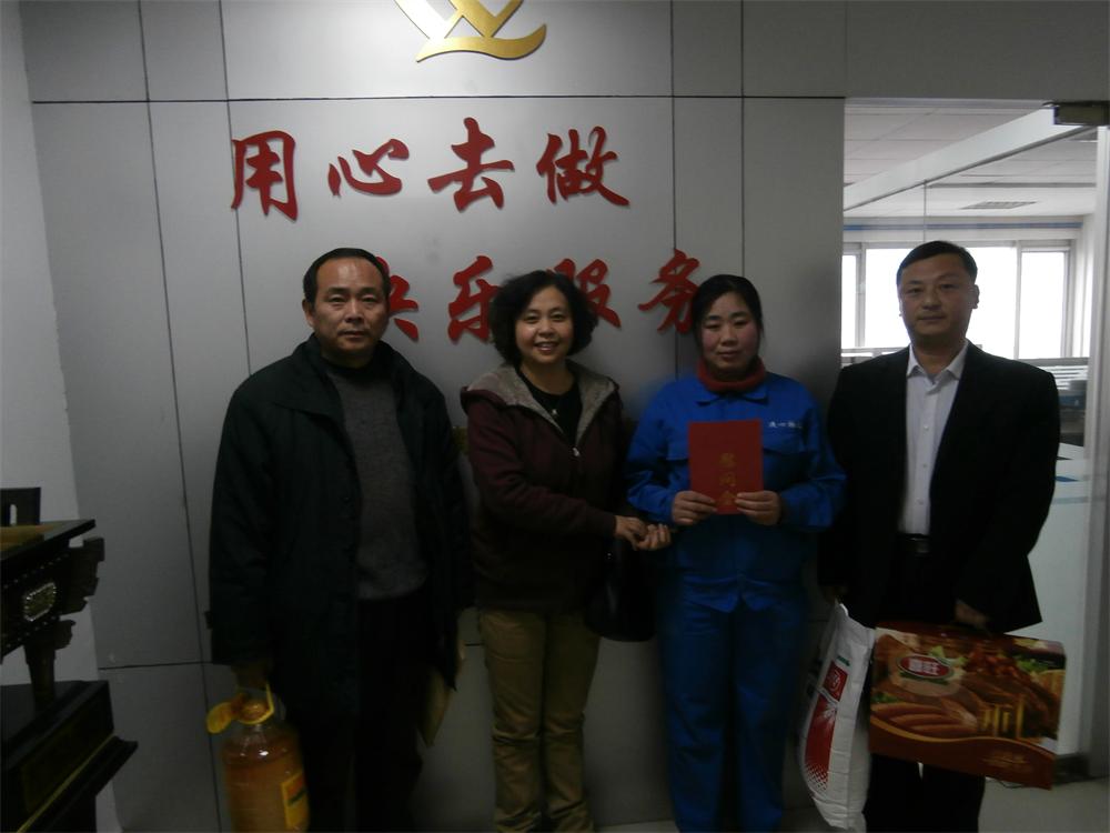 歷下區總工會(huì )領(lǐng)導慰問(wèn)我公司特困職工